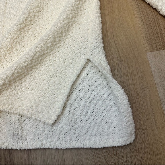 Knox Rose Fuzzy Cream V-Neck Sweater size M - Picture 4 of 5